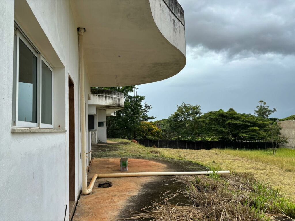 Vista lateral do imóvel ( cozinha).